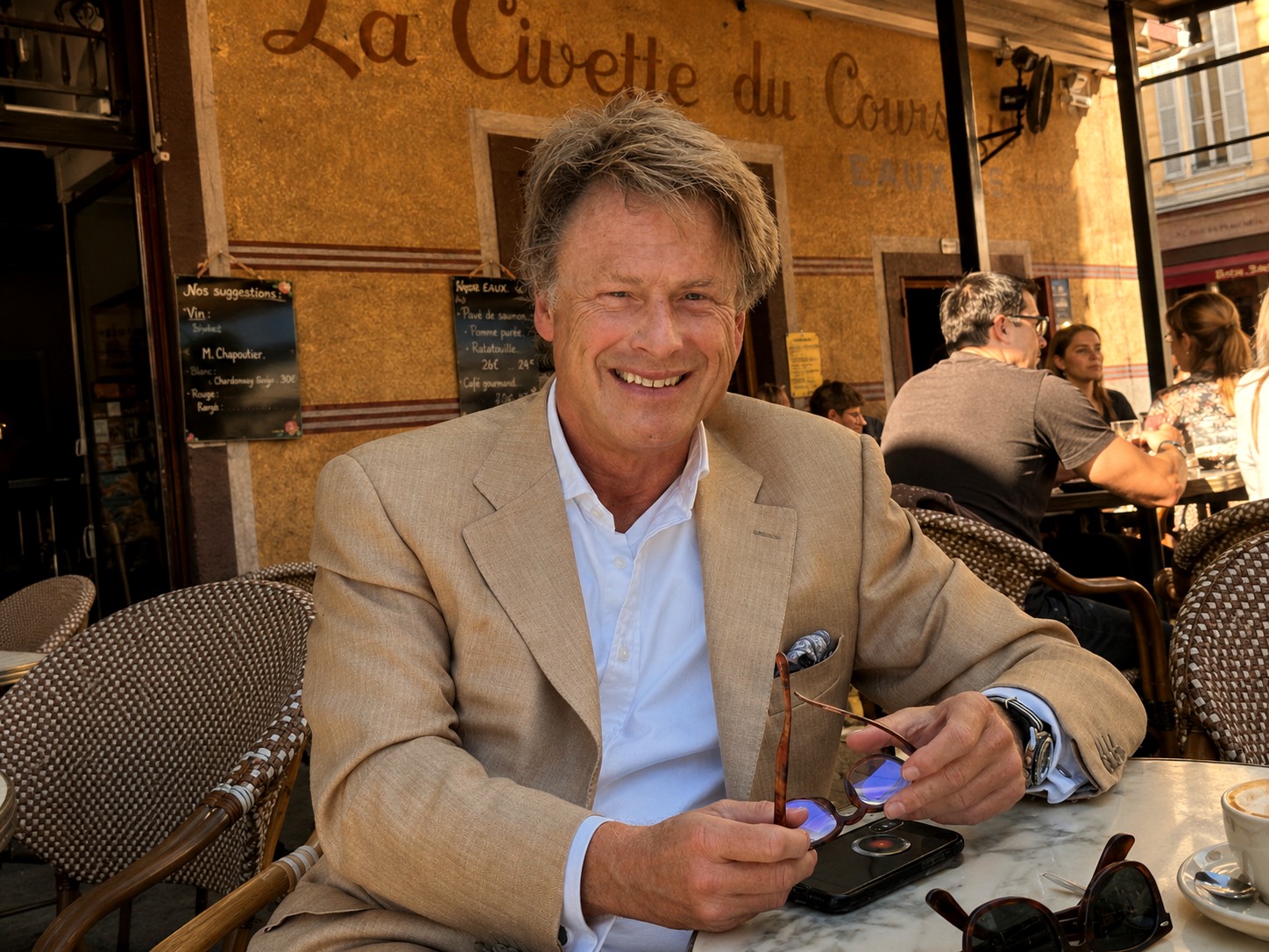 Nicholas Hugo dans un café du Cours Saleya à Nice